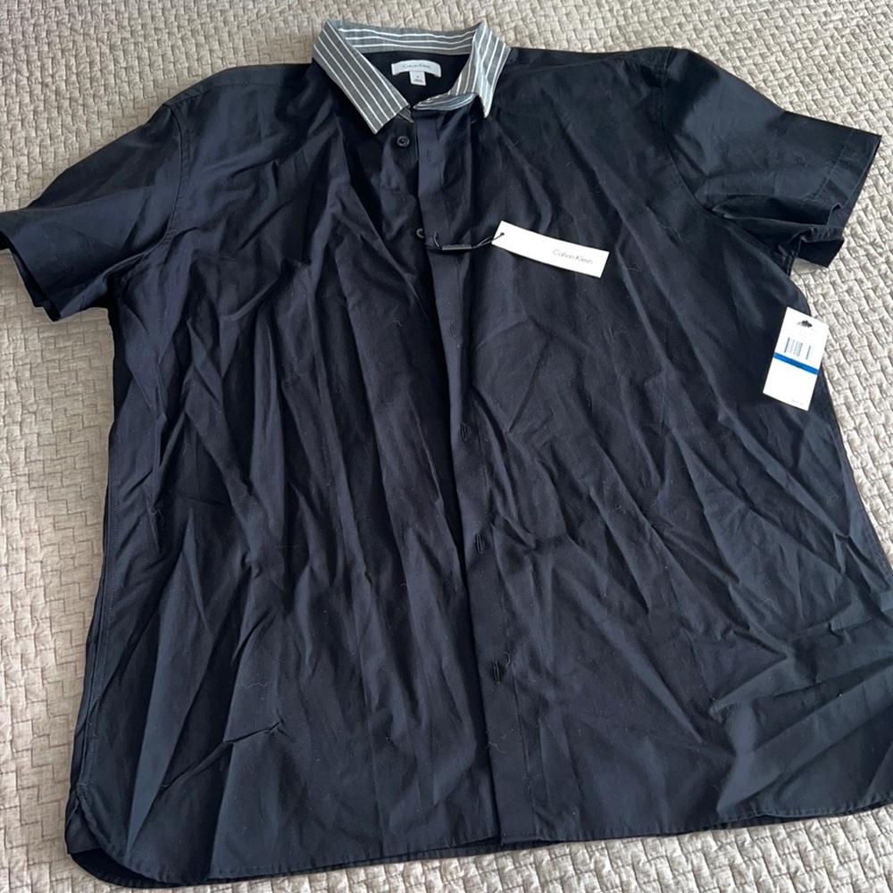 Men’s Calvin Klein buttoned down short sleeve shirt. NWT. Size XL